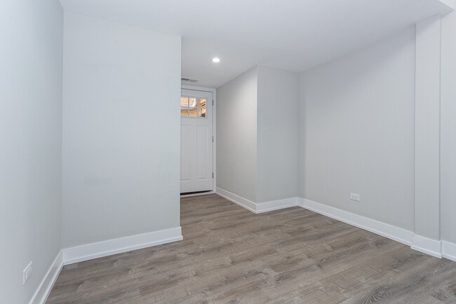 Building Photo - 923 Crain St