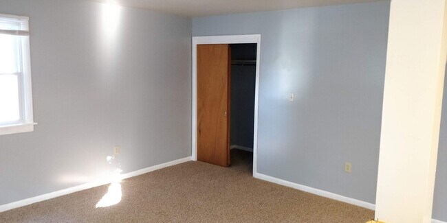 Building Photo - Spacious Pet Friendly 1 Bedroom with AC