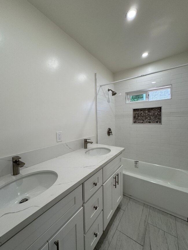 Building Photo - Single Family 3bd 2ba + Office Space