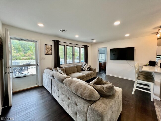 Building Photo - 2 Hilltop Rd