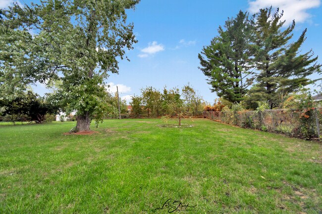 Building Photo - 635 E Prairie Ave