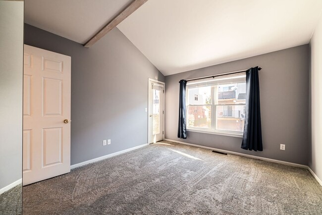 Building Photo - $1975 - Beautiful 2 Bedroom Condo with 2 bathrooms