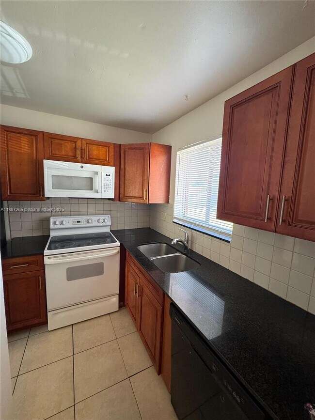 Building Photo - 933 W Jasmine Dr
