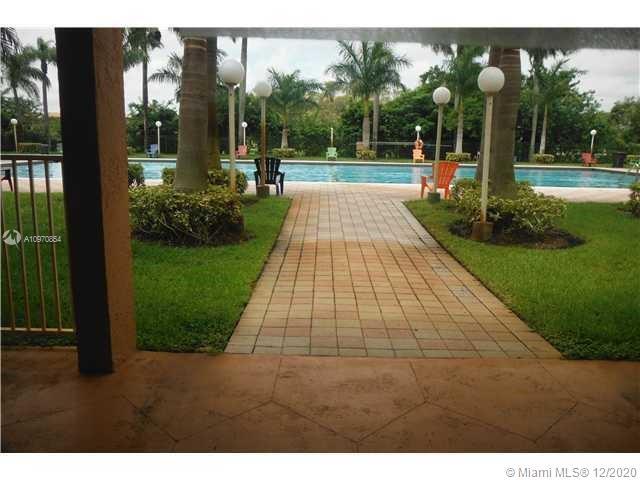 Building Photo - 9320 Fontainebleau Blvd