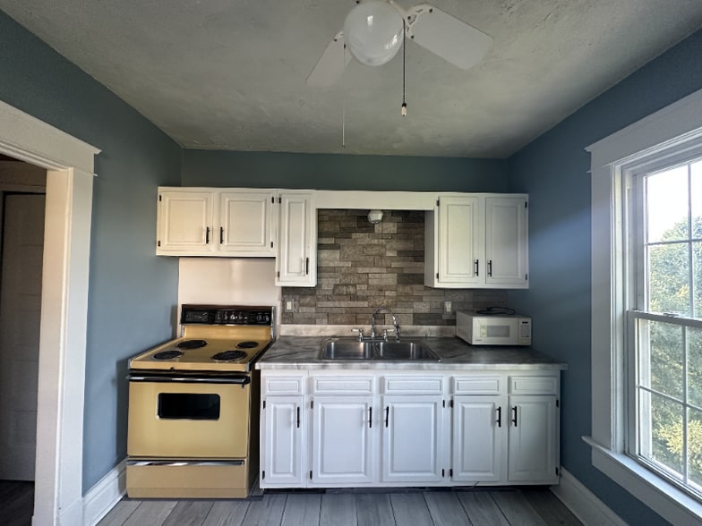 Building Photo - 102 W Chartes St