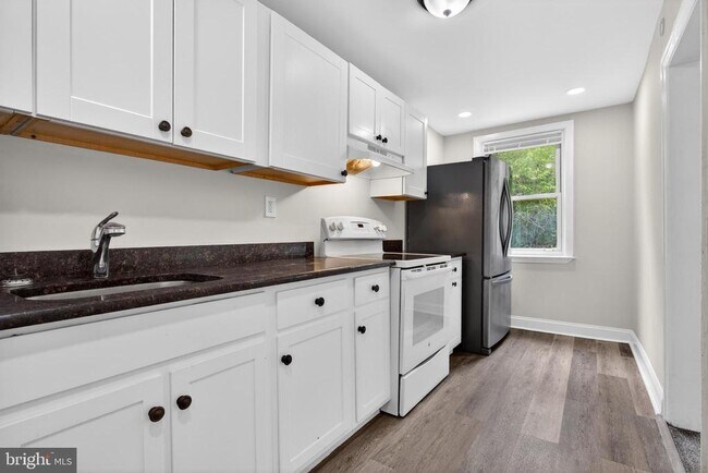Building Photo - 125 W 21st St