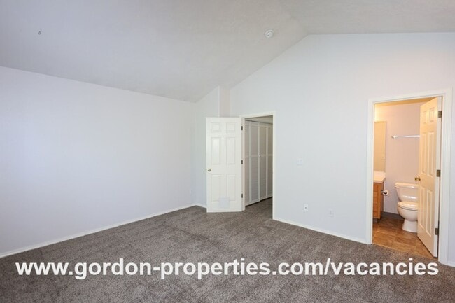 Building Photo - NE Halsey St - Gresham 2 bedroom townhouse with den/office