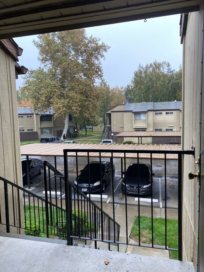 Building Photo - One Bedroom Condo In Sunpointe Condominiums.