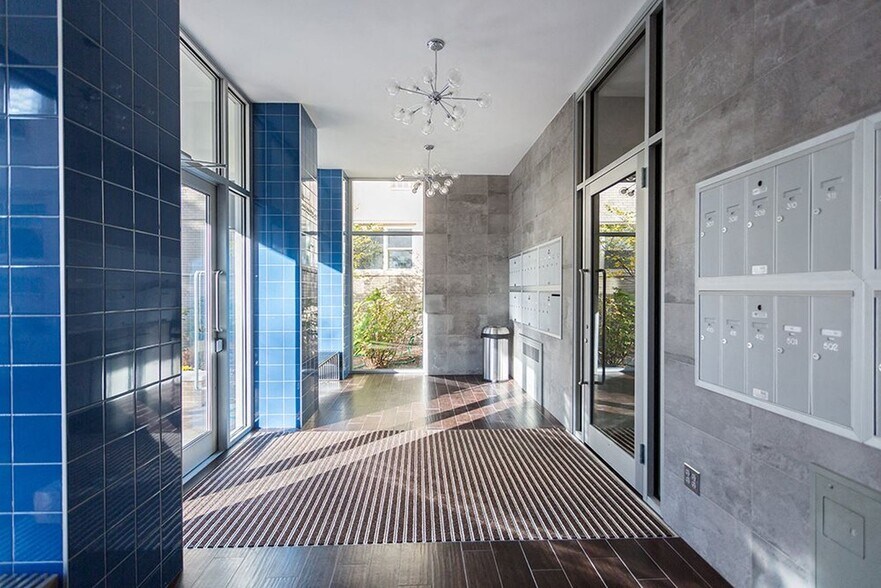 Building Photo - 6142 N Kenmore Ave