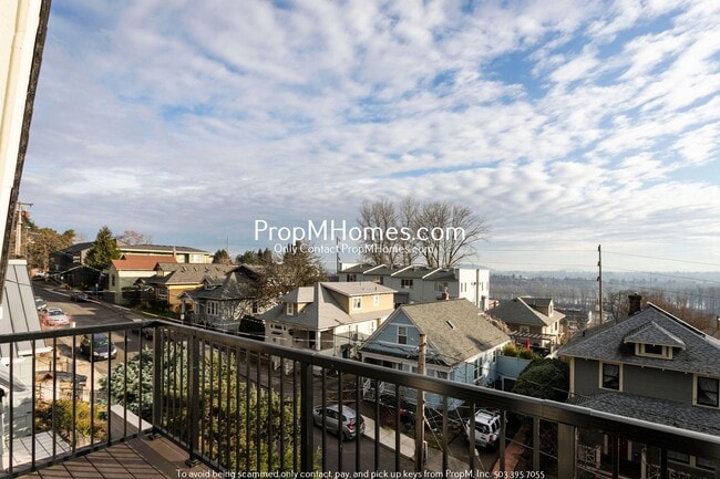 Building Photo - Updated Lair Hill Victorian with Willamette River & Mt Hood Views!