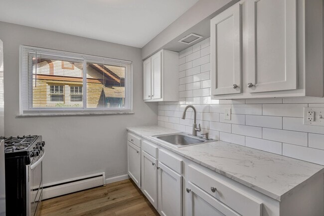 Building Photo - Webster Apartments - Newly Renovated 1 Bed...