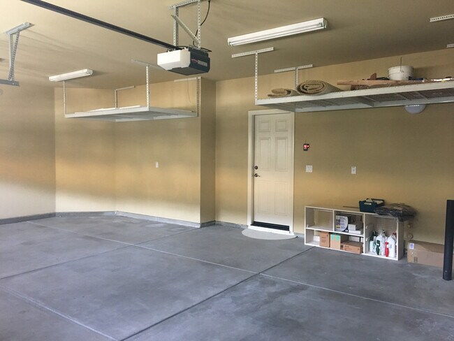 Building Photo - Gorgeous Folsom Home close to shopping,schools, and more!