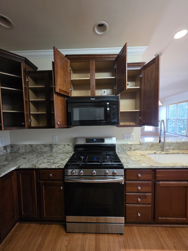 Building Photo - Spacious 4-Bedroom Home for Rent in Kings ...