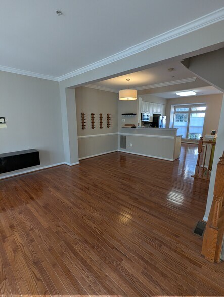 Building Photo - 2724 Manhattan Pl