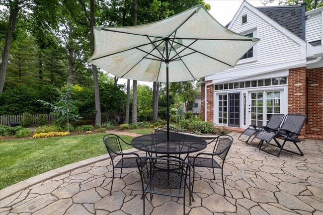 Building Photo - Spacious Home with Fenced Yard Exclusive Access to Hethwood Amenities