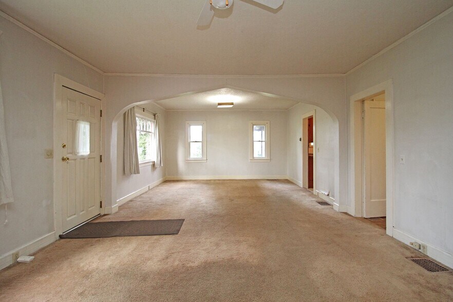 Building Photo - 19282 S Beavercreek Rd