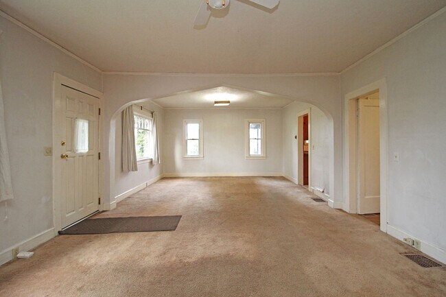 Building Photo - 3 Bed/1 Bath Craftsman Home – Oregon City