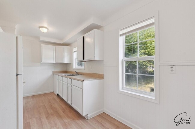 Building Photo - $1350 3 bedroom bungalow Eastpointe