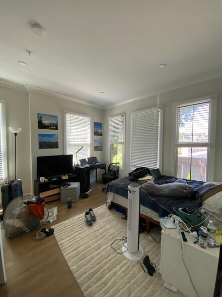 Building Photo - 153 Foster St