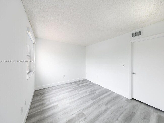 Building Photo - 670 NW 85th Pl