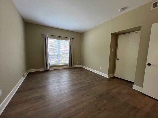 Building Photo - 2025 Augusta Dr