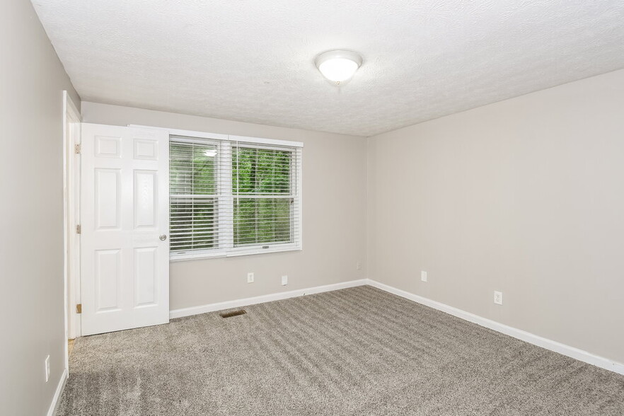 Building Photo - 3332 Chesterfield Ct