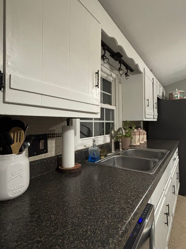 Building Photo - Cute Country Charmer – Bristol, VA  2 Bed ...