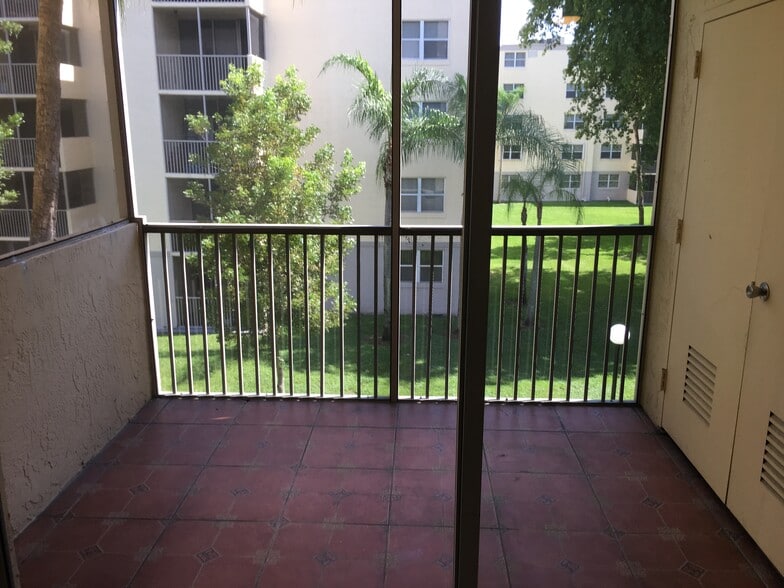 Balcony with storage - 8215 Lake Dr