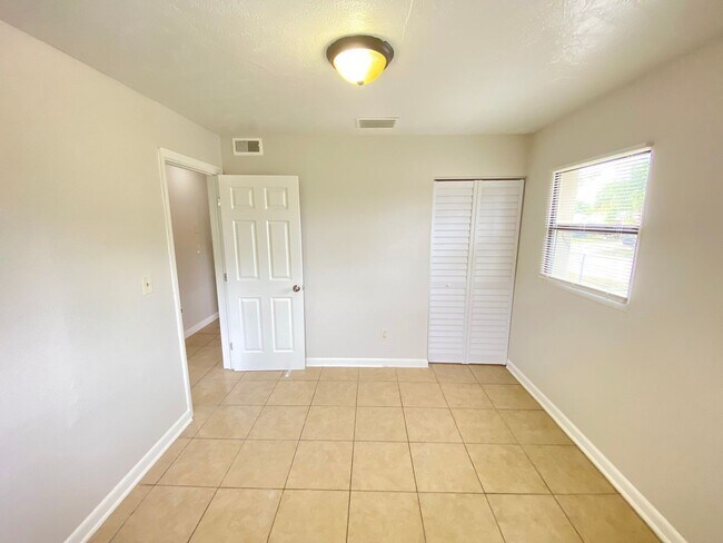 Building Photo - 601 Encino Way