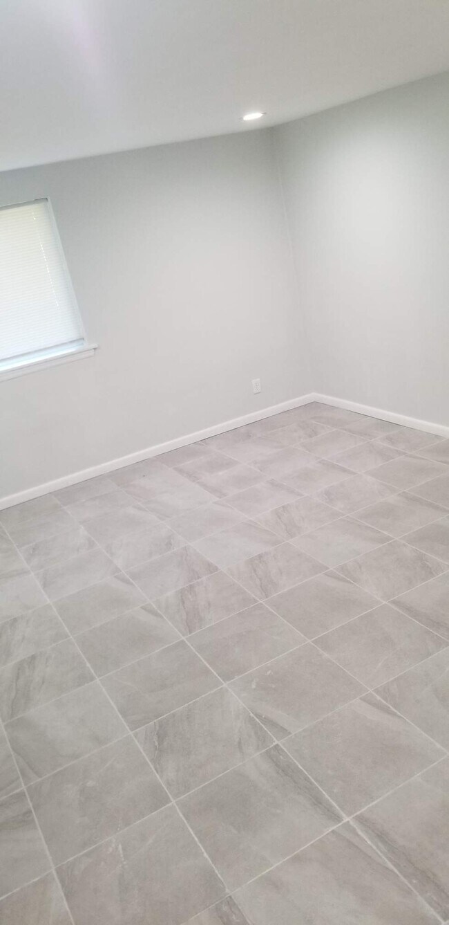 Building Photo - 307 College Dr