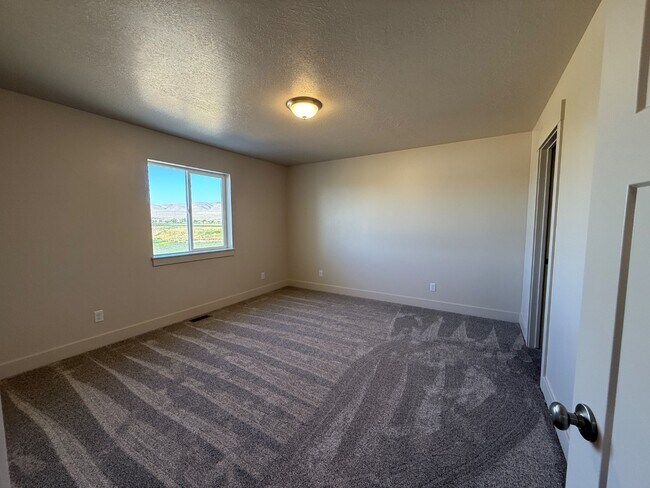 Building Photo - Eastside View Townhomes
