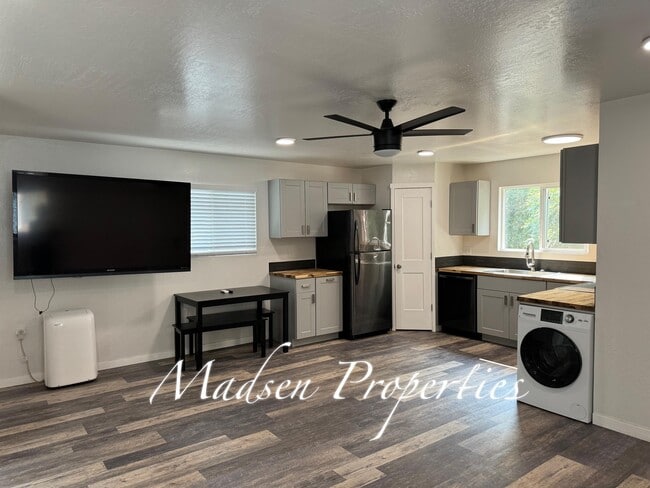 Building Photo - 20 Fairhill Dr