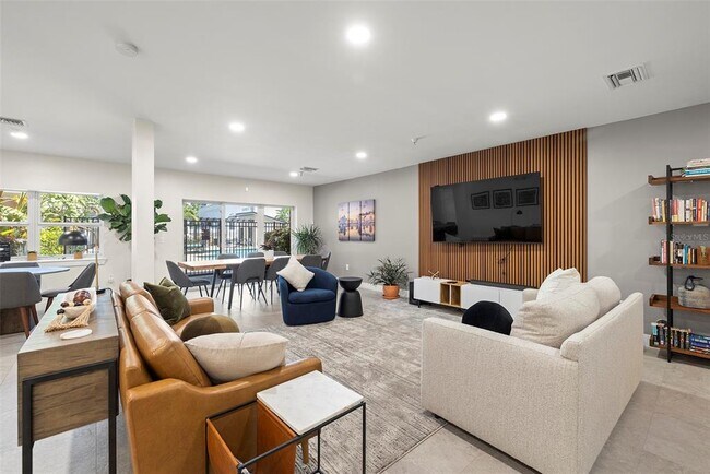 Building Photo - 1010 Central Ave N