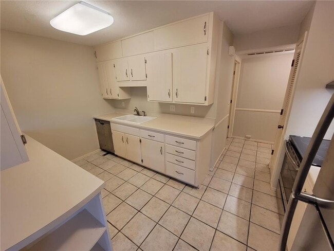 Building Photo - 14321 Fairway Dr