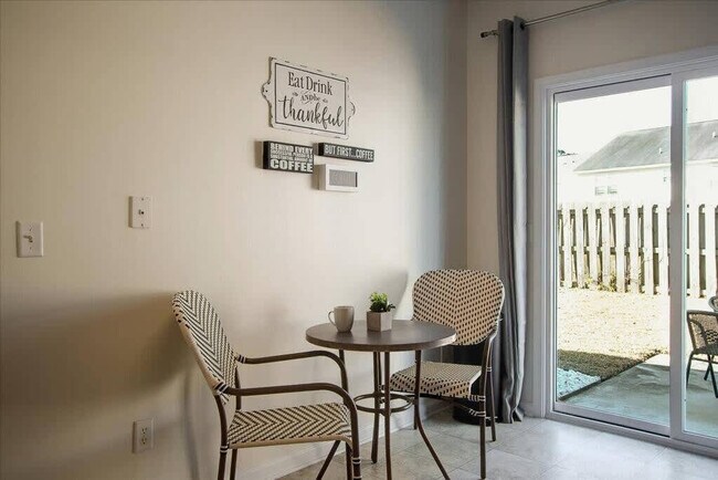 Building Photo - 11 Summer Lake Way