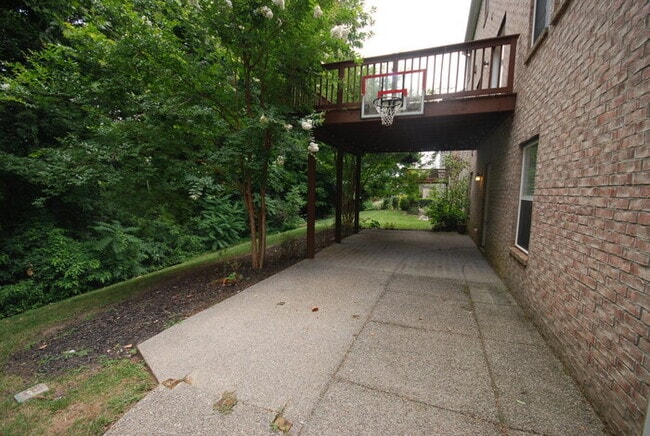 Building Photo - Oversized Executive Style Home with Finish...