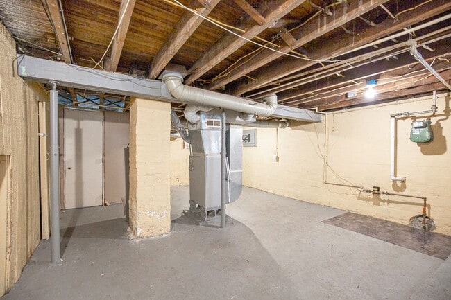 Building Photo - 2 BED 1 BATH SINGLE FAMILY HOME IN EUCLID!