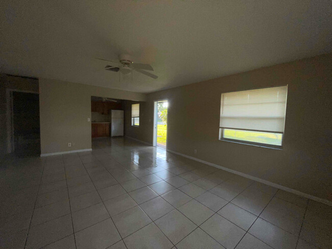 Building Photo - 1570 E Breezy Ln