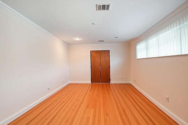 Building Photo - 5643 Terwilliger Way