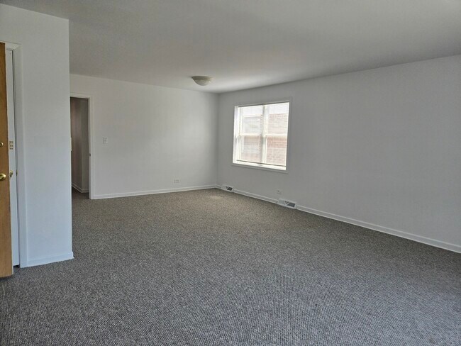 Building Photo - 6039 N Artesian Ave