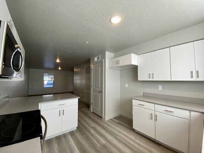 Building Photo - APARTMENT IN GREAT LOCATION FOR RENT!