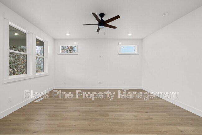 Building Photo - 4642 N Maple Grove Rd
