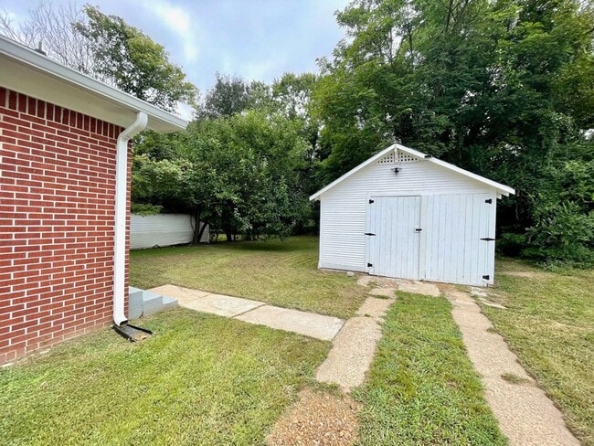 Building Photo - Section 8 Approved 3bedroom 1 Bath