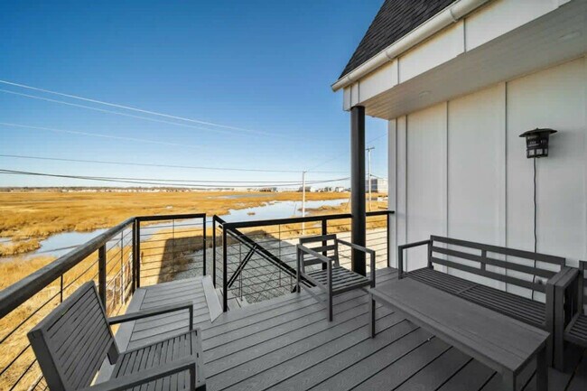 Building Photo - 10 Anchor St