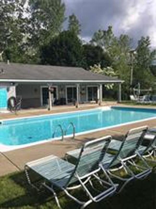 Building Photo - Super cute townhome-sleeps 4, with pool