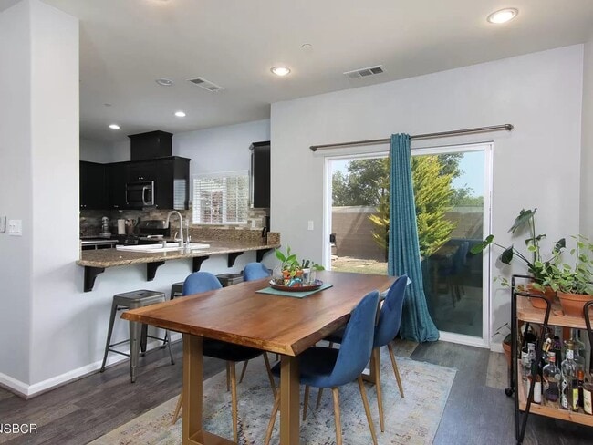 Building Photo - Stunning Briar Creek Home!