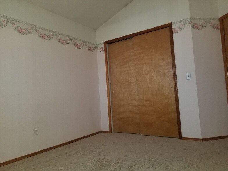 Building Photo - 1376 Coolcrest Dr
