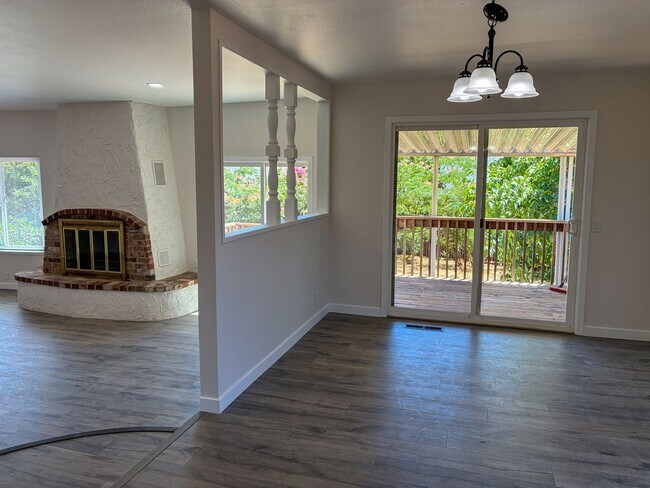 Building Photo - 3 Bedroom Home for Rent in Paradise CA | Fireplace, LVP Flooring, Yard & Garage