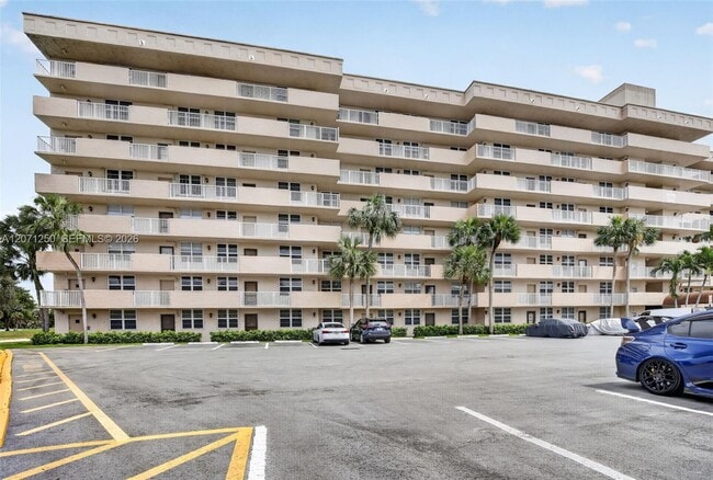 Building Photo - 250 Jacaranda Dr
