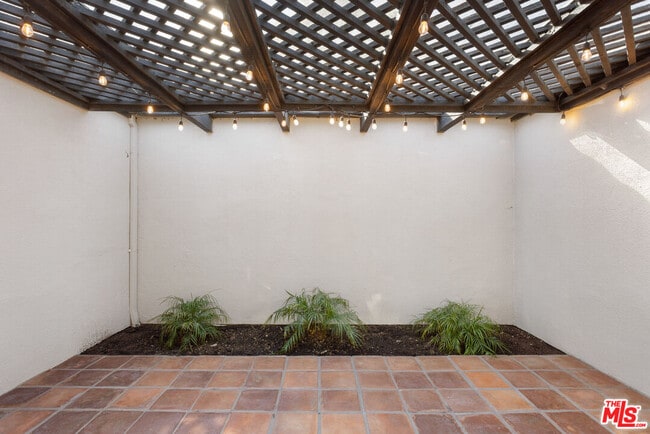 Building Photo - 3621 Malibu Country Dr